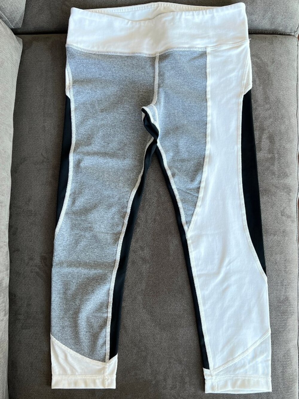 VIMMIA Allegiance Capri, Size M, White Black Gray, Women's leggings EUC